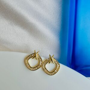 gold-toned geometric stud earrings